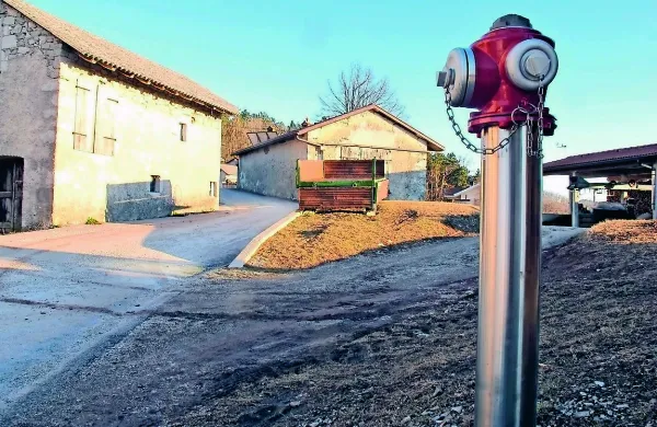  Nerešeno lastništvo ceste  je v Okroglem dostop do vode iz vodovoda zamaknil za več let.