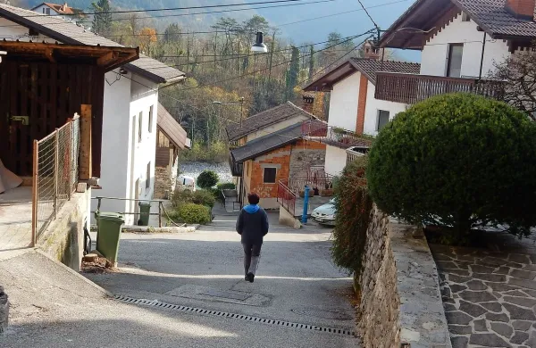 Iz strmega Klanca se bo  z novimi stopnicami pot nadaljevala 
proti Tolminki.