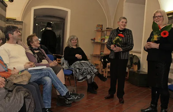 Osmi zbornik Zaris v čas so predstavile  (z desne) predsednica 
društva Ivana Gantar, urednica Ana Balantič in opremljevalka 
Ana Mihorič.