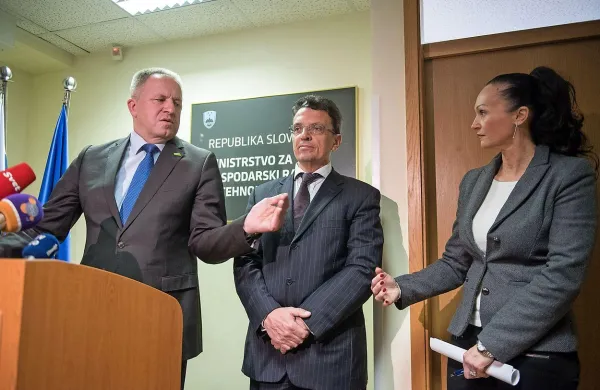 Gospodarski minister Zdravko Počivalšek (levo) je včeraj 
skupaj z direktorjem DUTB Imrejem Baloghom in predsednico uprave SDH Lidio Glavina predstavil rešitev za 
Cimos. 
