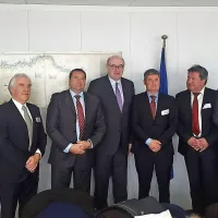 Komisar Hogan (v sredini) si je za slovensko delegacijo vzel 
poldrugo uro časa.