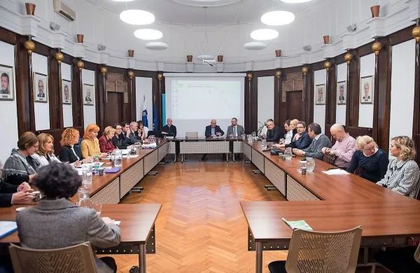 Pogajanja med Fidesom in zdravstvenim ministrstvom so trajala več ur.