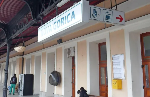 Ko so delavci železniškega podjetja v ponedeljek zvečer 
pristopili do 26-letnika, ni kazal znakov življenja. Fotografija je 
simbolična.
