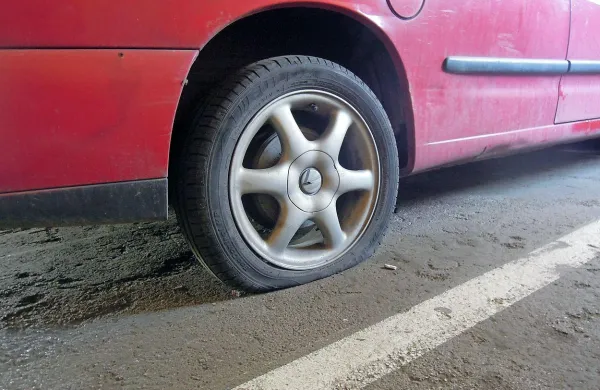 Neznanca sta prerezala gume na jaguarju in fordu. 