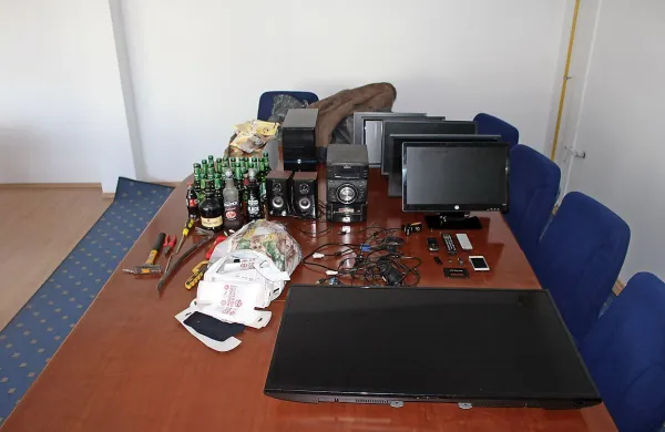 Poleg denarja so kradli tudi računalniško opremo, TV sprejemnike, cigarete in alkoholne pijače.