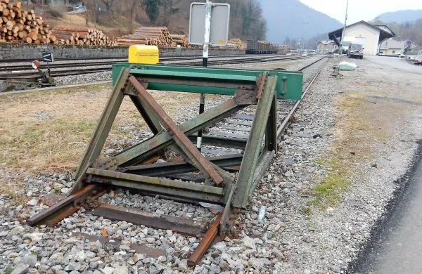Prvi tir,  ki se na postaji pri Mostu na Soči konča v pesku in 
travi, bodo povezali s progo, po kateri prihajajo avtovlaki iz 
bohinjske smeri.  