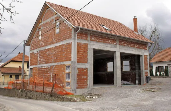 Tudi gradnja hiše za gasilce izpod Nanosa sledi značilnemu 
tempu gradnje hiš pri nas: letos en kos, čez leto še en ...