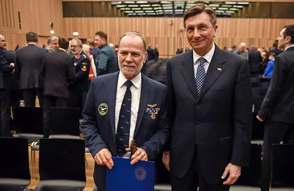Dobitnik kipca civilne zaščite Benjamin Ličer s predsednikom 
Borutom Pahorjem.
