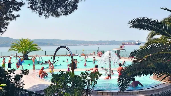 Mladinsko zdravilišče in letovišče Rdečega križa Slovenije 
Debeli Rtič je dobilo dva tisoč  oblačil v vrednosti najmanj 
osem tisoč evrov.
