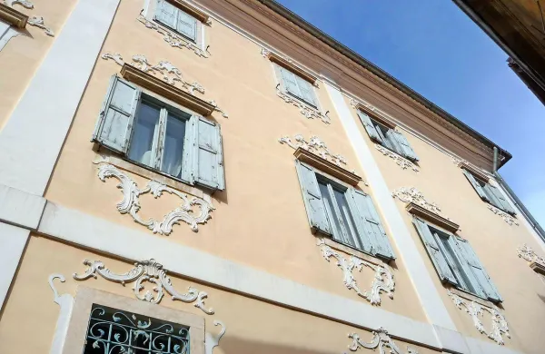 Čeprav so vremenskim vplivom najbolj izpostavljena  okna, ki gledajo na Gregorčičevo ulico, 
so nadvse dotrajana tudi tista v Ulici Giordano Bruno (na fotografiji).