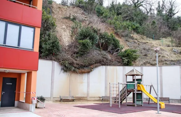 Nad igrali že tedne visi gmota zemlje in grmičevja, ki se je v 
noči na 6. februar vsula z vrha brežine. 