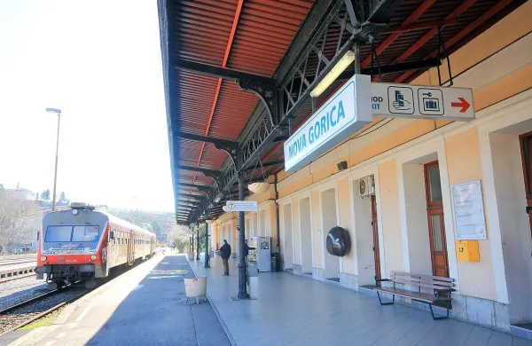  Mladenič naj bi  v ponedeljek zvečer od 21. ure dalje počival   
na eni od klopi na novogoriški železniški postaji. 
