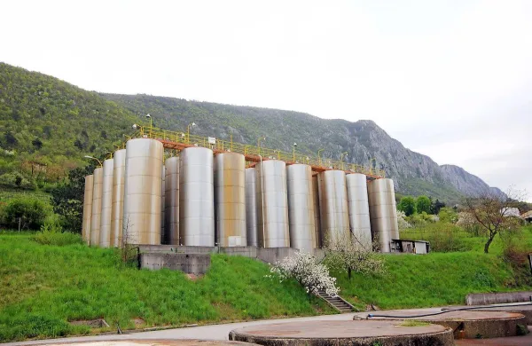 V poslovno celoto sodi tudi zajetje za hlajenje cistern.