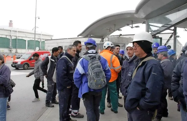 Delavci ladjedelnice v Tržiču so včeraj takoj po nesreči začeli 
stavko, danes pa protestirajo v mestu.