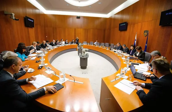 Člani komisije so od vlade želeli slišati vsebino alternativnega 
načrta za reševanje Cimosa.