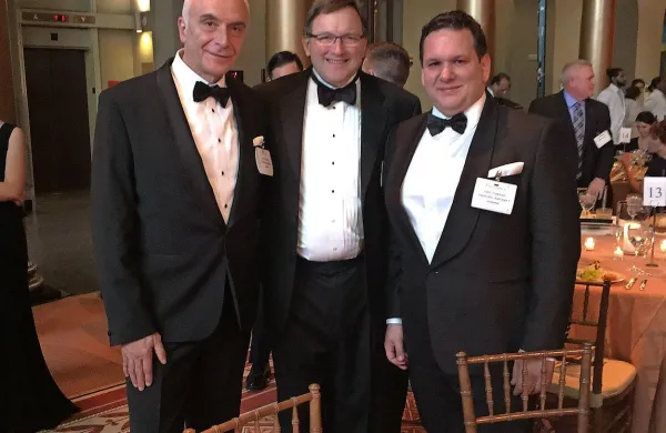 Ivo Boscarol v družbi generalnega direktorja American Institute of Aeronautics&Astronautics Thomasa Irvinea (v sredini) in direktorja oddelka za razvoj in raziskave na Pipistrelu 
Tineta Tomažiča (desno).