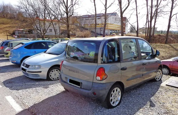 Osumljencu, ki naj bi v noči na nedeljo v Ilirski Bistrici prerezal 
gume na najmanj 40 avtih, so vzeli kri, zdaj pa policisti čakajo 
na izsledke analize DNK.