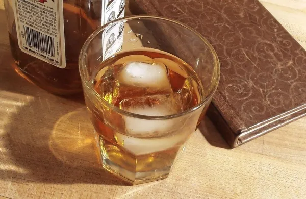 Obtoženi naj bi se usodnega večera v enem od novogoriških 
lokalov družil s prijatelji, čas pa so si krajšali  z uživanjem 
alkoholnih pijač in nedovoljenih drog.