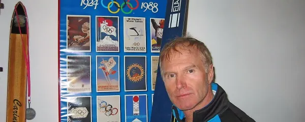 Danilo Pudgar s  svojimi olimpijskimi smučmi iz Sappora leta 
1972, kjer je bil osmi,   pred posterjem olimpijskih iger v 
Calgaryju 1988, kjer je ta dosežek kot prvi Slovenec pod 
njegovim vodstvom izboljšal   Matjaž Debelak z bronom.