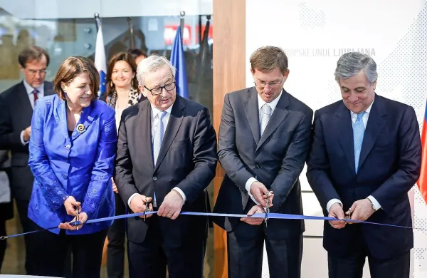 Hišo EU, kjer si bodo prostore delila predstavništva evropskih 
institucij, so skupaj odprli (z leve) Violeta Bulc, Jean-Claude 
Juncker, Miro Cerar in Antonio Tajani. 