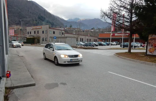 Na prizorišču tragične prometne nesreče so včeraj gorele 
sveče.