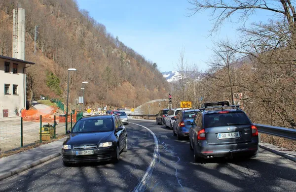 Po tednu dni vgrajevanja in premeščanja komunalnih vodov, 
bo cesta proti Spodnji Idriji spet prosto prevozna.