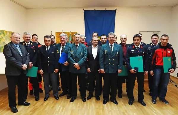 Dobitniki priznanj na včerajšnji prireditvi v Tolminu z županoma Robertom Kavčičem 
in Urošem Brežanom ter poveljnikom civilne zaščite Srečkom Šestanom. 