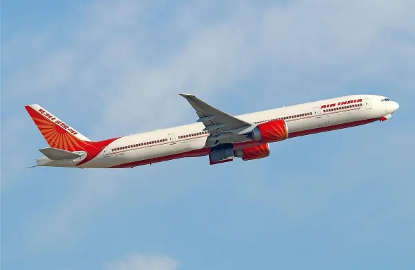  Indijski letalski prevoznik Air India je  z boeingom 777 opravil 
polet okoli sveta s posadko, ki so jo v celoti sestavljale 
ženske.