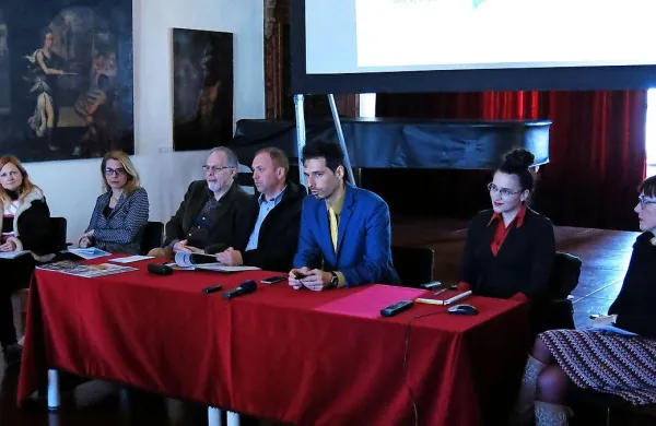 Letošnji program so predstavili direktor Luka Juri (tretji z leve),  njegovi sodelavci in gostje. 