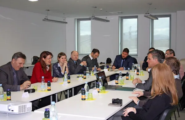 Ministrica za obrambo Andreja Katič je ob obisku ajdovskega 
podjetja C-Astral izpostavila večstransko uporabnost njihovih brezpilotnih letalnikov.   