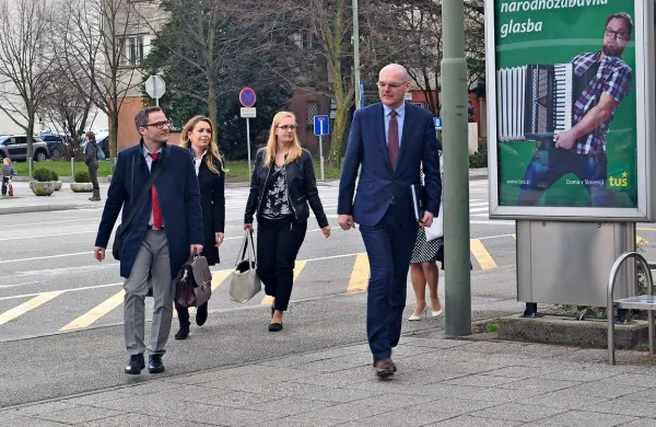 Pravosodni minister Goran Klemenčič (desno) je z ekipo 
danes dopoldne najprej obiskal novogoriško okrožno sodišče.