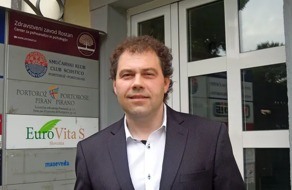 Alen Radojkovič, direktor Okolja Piran: “Ni treba 
skrbeti, do kopalne sezone bo pomol popravljen in 
potem bo zagotovo prenesel vsa tista lepa dekleta 
na njem.” 