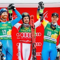 Marcel Hirscher (v sredini) je že s sobotno veleslalomsko 
zmago osvojil šesti zaporedni veliki kristalni globus. 
