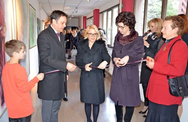 Ministrica Anja  Kopač Mrak (v sredini)  je slavnostni trak 
prerezala z direktorico  LUNG Nado Uršič  Debeljak in novogoriškim županom Matejem Arčonom.     