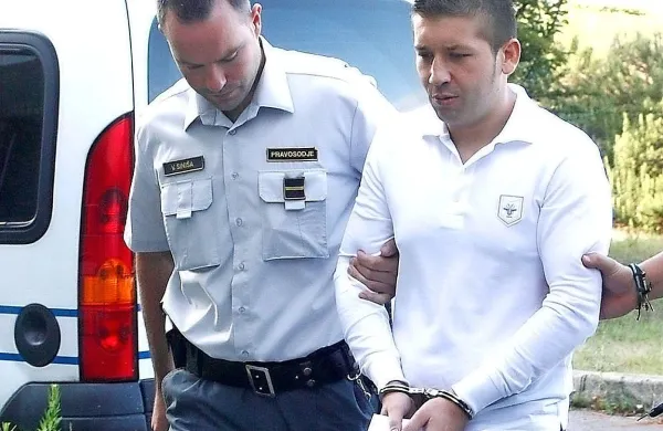 Patrick Dori prestaja dolgoletno zaporno kazen v Italiji, na koprskem sodišču pa sodijo 
policistom, ki naj bi ga pretepli.