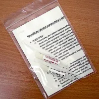 Z vabilom prejme povabljeni vprašalnik, s katerim se prijavi k 
sodelovanju, zatem pa dobi po pošti še pisna navodila s 
testerji za odvzem blata in z ovojnico. Njegova dolžnost je 
priskrbeti vzorca blata, testerja dati v priloženo ovojnico in 
odposlati v Ljubljano.   