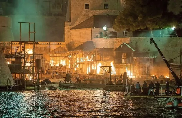 S požigom filmske vasi so včeraj sklenili 12-dnevno snemanje novega Robina Hooda v Dubrovniku.