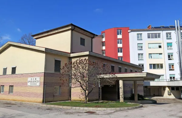 Eden od treh izvajalcev pomoči na domu na območju bivše sežanske občine je tudi sežanski 
dom upokojencev. Ker potrebe po pomoči naraščajo, trenutno za pomoč na domu v Sežani  
čakajo štirje upravičenci.
