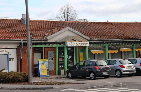 Trgovino v Podgradu bodo jutri za en mesec zaprli, ker jo 
bodo novi lastniki prenovili. 

