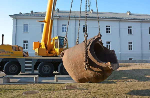 Pred osmimi desetletji so to in druge železne kupole  izdelali v Italiji in jih z vozovi pripeljali na 
Pivško. Prevoz 20-tonske  kupole v muzej pa je bil zahteven  podvig tudi za današnje 
razmere. 