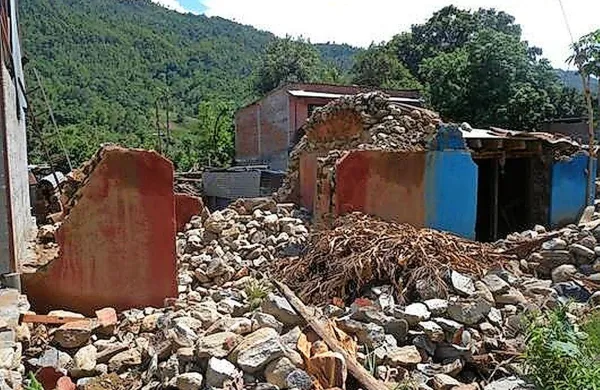Od nekdanje šole v nepalski vasi so ostale zgolj ruševine.