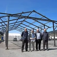 Milan Kovač (drugi z desne) in sodelavci pred delom konstrukcije za novo osnovno šolo. 