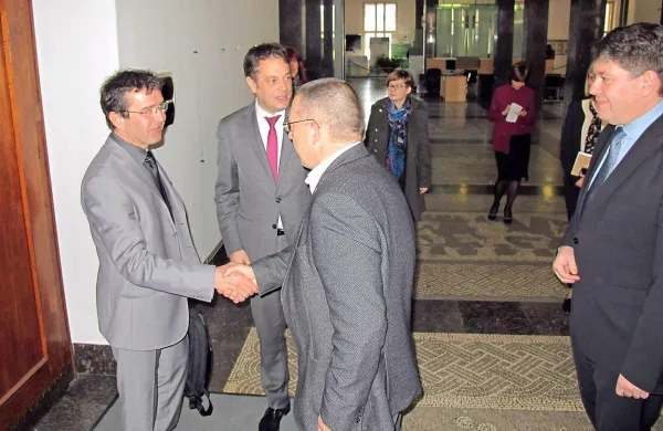 Minister Koprivnikar (levo) je z župani načel več tem, ki se 
dotikajo občin. 