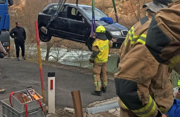 Pripeljal na servis, končal v Idrijci