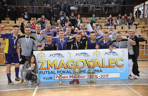 Maribor je še drugič zapored osvojil slovenski pokal v 
dvoranskem nogometu.