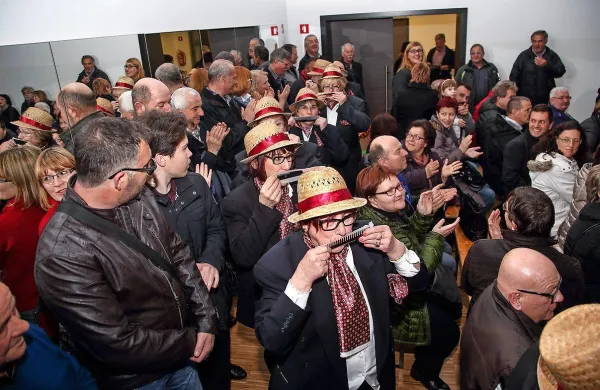 Na prizorišče so Valmarinke prikorakale v vlogi Mariota 
Češlja, istrskega lika, ki so ga upodabljale na enem od minulih 
pustovanj.