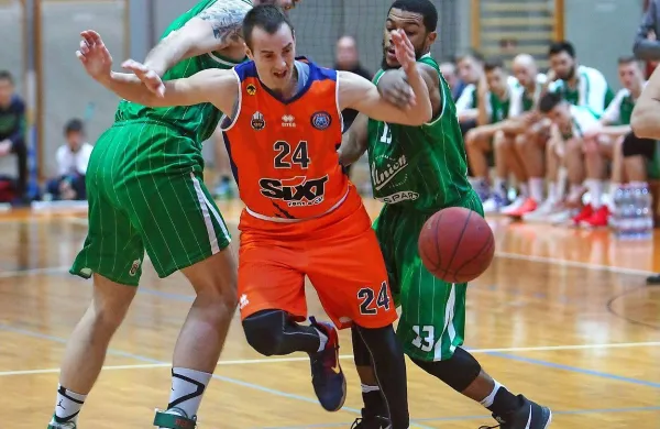 Zimska okrepitev Primorske Aleksandar Ćapin je ostal na 
strelski ničli, desno Brandon Jefferson, eden ključnih igralcev 
Olimpije.