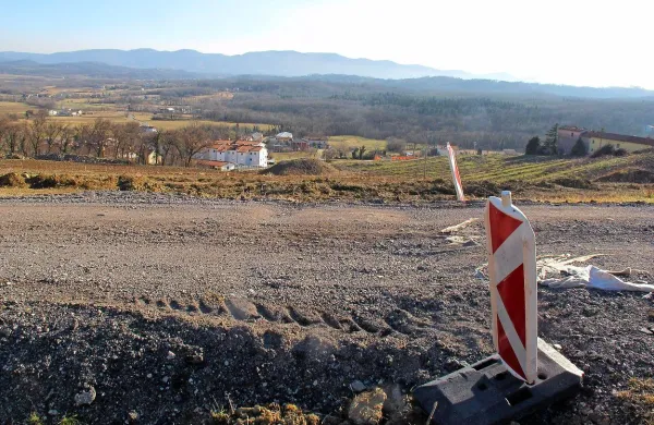 Nestabilna tla nad naseljem blokov na robu Kromberka naj bi 
kmalu utrdili. 