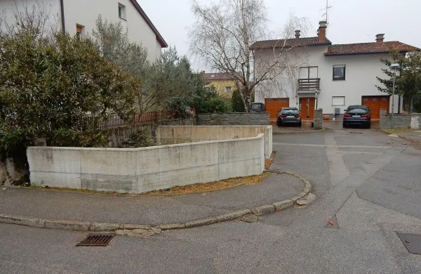 Betonski okostnjak naj bi v nekaj tednih porušili, na njegovem 
mestu bo prostora  za pet, šest avtomobilov, obljublja vodja 
kabineta župana Andrej Markočič.  