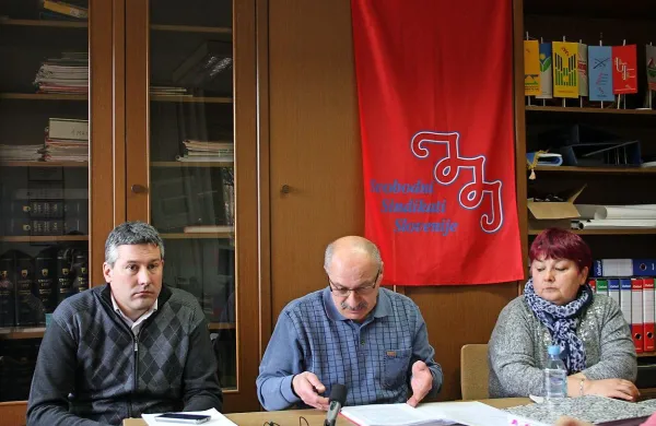 Andrej Furlan, Bojan Kramar in Silvana Turina so na včerajšnji 
novinarski konferenci pojasnili aktualne razmere v zadevi 
Agroind.